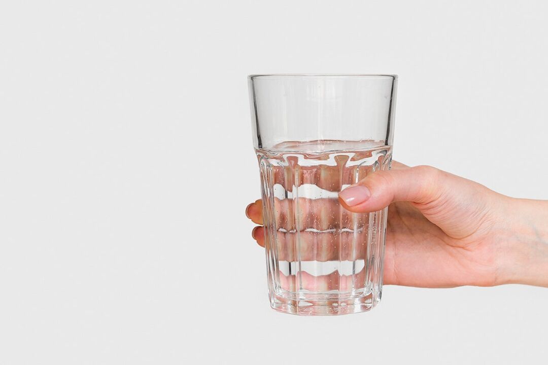 Un bicchiere d'acqua con polvere diluita zxcvbnmqwert